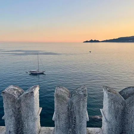 Alojamento de Acomodação e Pequeno-almoço Castello Canevaro 3*